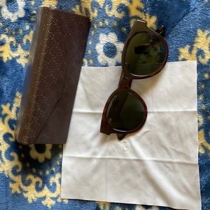 Brow gucci sunglasses.